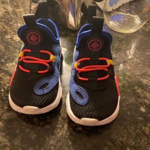 Toddler boys Nike Huarache size (7 Toddler size)
